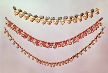Trois colliers (or et pierres semi-précieuses)